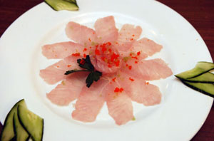 Pratos do Nippon: carpaccio de robalo, teppan yaki de frutos do mar e um combinado de sushi e sashimi (	Paulo H. Carvalho/CB/D.A Press)