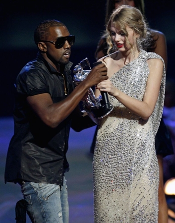 No MTV Video Music Awards 2009, Kanye West passou por uma cena sem graa, ao tirar o microfone da cantora Taylor Swift (Gary Hershorn/Reuters/DA Press)