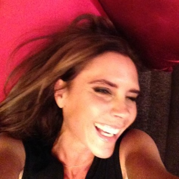 A ex-Spice Girl e estilista foi vista pela 'primeira vez' sorrindo (Reproduo/Instagram)