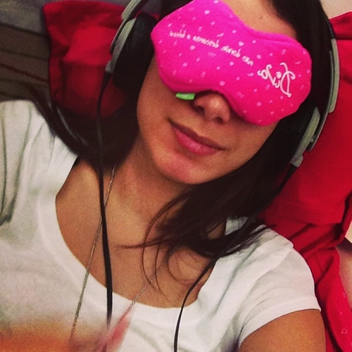 Anitta aproveitou viagem de avio para descansar (Reproduo/Instagram)