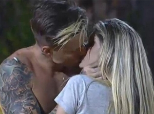 Matheus Verdelho beija Brbara Evans durante reality show (Reproduo/Instagram)
