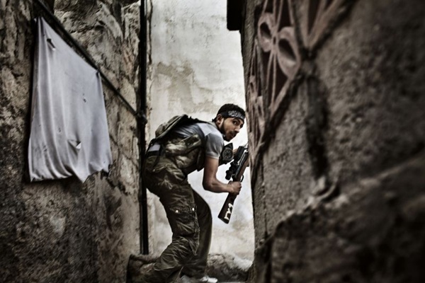 O italiano Fabio Bucciarelli levou o segundo lugar na categoria Notícias em destaque ao clicar a ação de um integrante do Exército de Libertação da Síria (Fabio Bucciarelli/Divulgação)