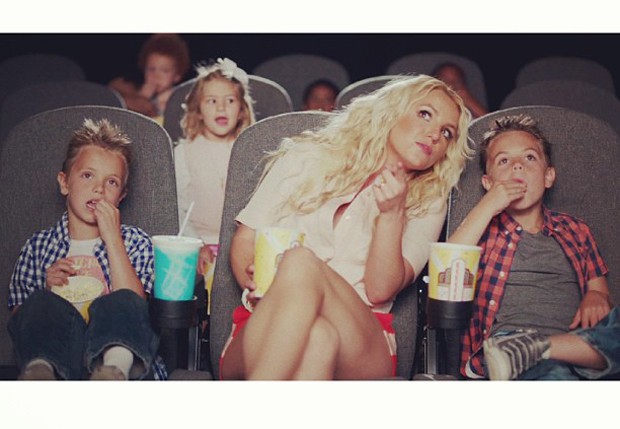 Britney, que est na trilha do filme Os Smurfs 2 com a msica Ooh La La, usou a imagem em que o trio aparece curtindo um filme na sala de cinema (Reproduo/Instagram)