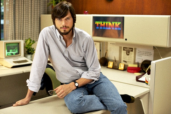 Protagonizado por Ashton Kutcher, a histria conta como Jobs e seus amigos iniciaram uma das maiores empresas de tecnologia do mundo em sua garagem (Reproduo/Internet)