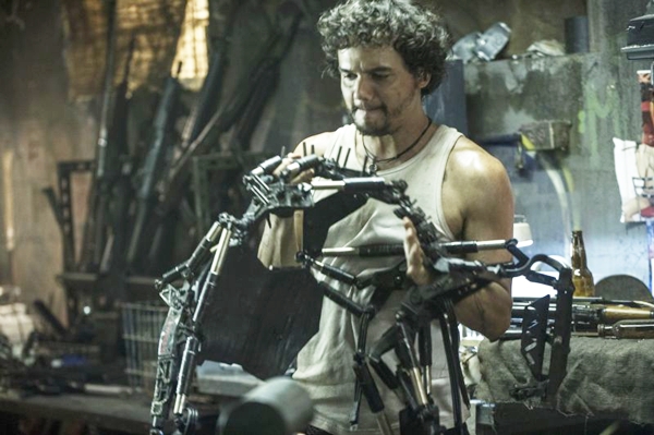 O longa traz Moura como Spider, uma espcie de hacker, revolucionrio e contrabandista de humanos (Sony Pictures Publicity/Divulgao)