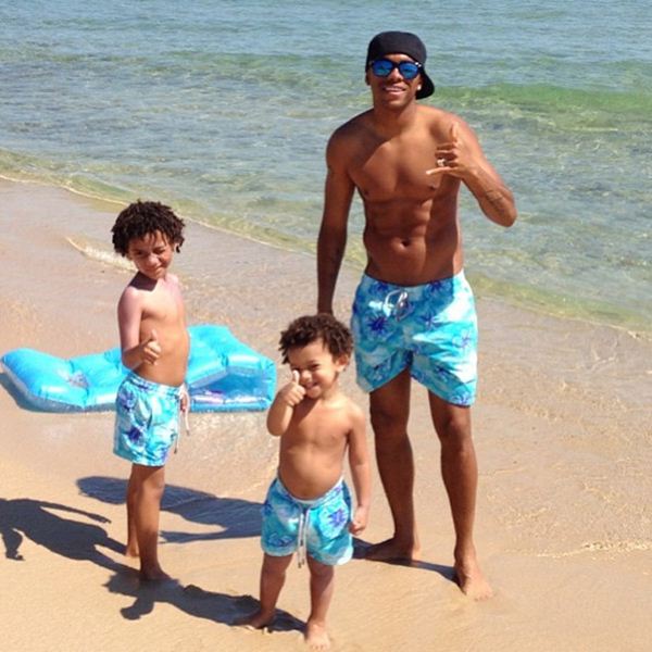 Robinho posa para foto com short igual ao dos filhos (@oficialrobinho/Instagram/Reproduo)