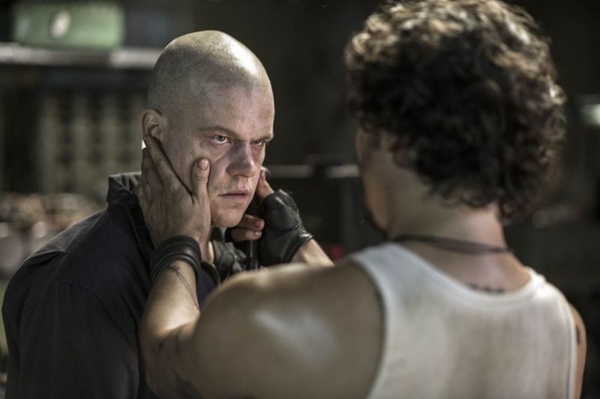 Wagner Moura e Matt Damon em cena: violência e caos num futuro próximo (Columbia TriStar/Divulgação)