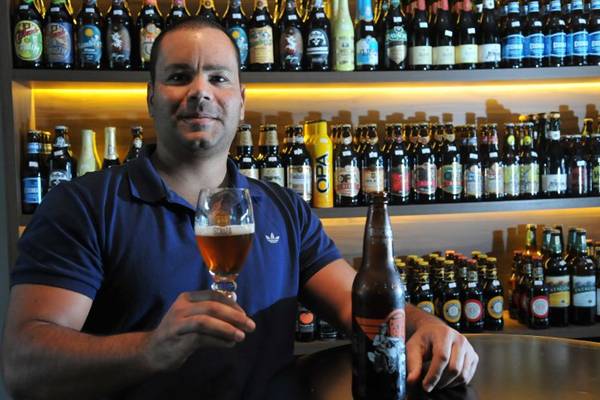 Leonardo Mustafa comemora a chegada das cervejas especiais nas prateleiras de empórios e supermercados (Marcelo Ferreira/CB/D.A Press
)