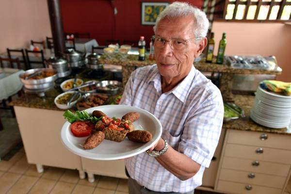 Manoel Rodrigues se orgulha do quibe d'O Rei do Glutn: tem gente que leva para casa para congelar (Gustavo Moreno/CB/D.A Press)