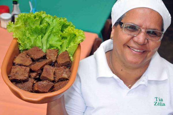 Tia Zélia e a carne assada preparada com coxão duro em seu restaurante na Vila Planalto (Antonio Cunha/Esp. CB/D.A Press)