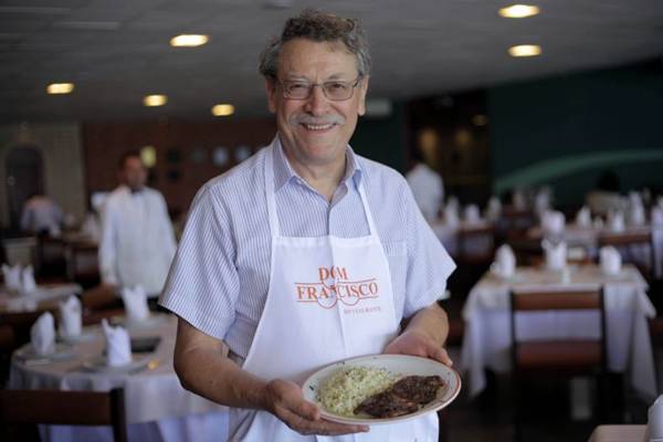 Chef Francisco Ansiliero com prato de bochecha suína (Ed Alves/CB/D.A Press)