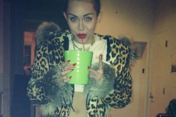 Miley explicou que estava celebrando a turn do lbum Bangerz (Reproduo/Instagram@mileycyrys)