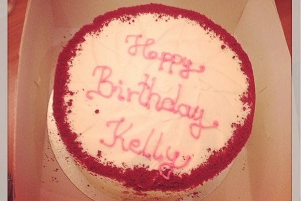 Kelly publicou uma foto no Instagram do bolo enviado por por Lady Gaga (kellyosbourne's/Instagram/Reproduo)