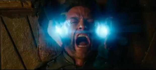 No longa, Wolverine (Hugh Jackman) viaja no tempo para ajudar os mutantes a impedir os planos da Irmandade Mutante liderada por Mstica (Youtube/Reproduo)