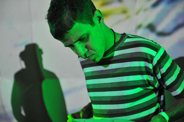 O DJ The Miguelitos  atrao no evento (Luis Xavier de Frana/Esp. CB/D.A Press)