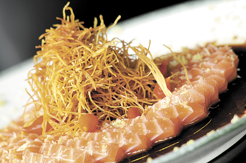 Sashimi de salmão com batata-doce ralada e frita do Soho: cozinha fusion (Carlos Vieira/CB/D.A Press)