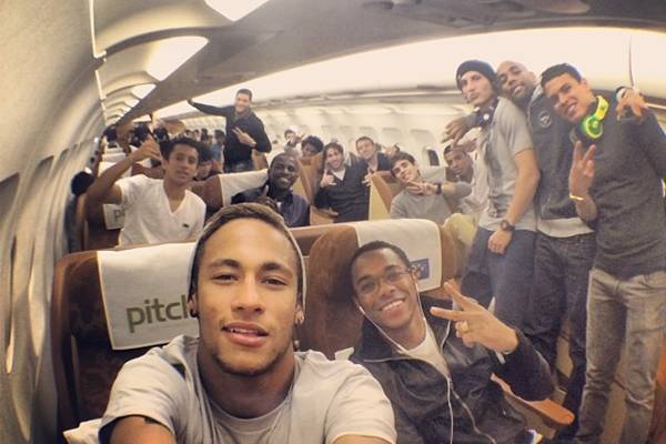 Na rede social, o craque comentou: 'Voltando pra casa ...' (Reproduo/Instagram@neymarjr)