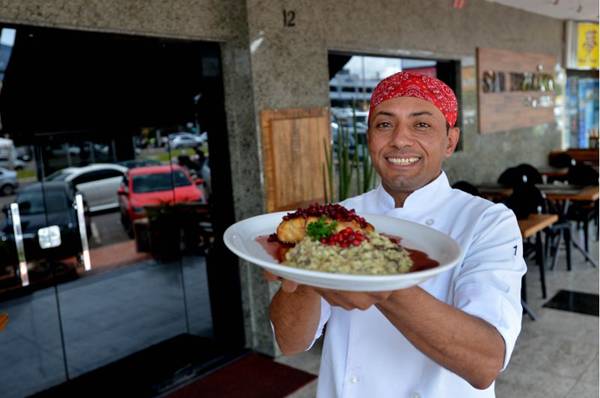 O chef Marlon Canuto aposta na romã no prato e na carteira (Gustavo Moreno/CB/D.A Press)
