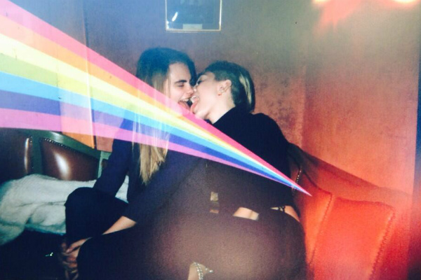 Modelo britnica e Miley em foto onde simulam beijo gay ( Reproduo/ Twitter)
