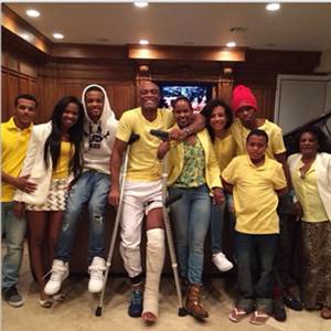 Anderson Silva posou ao lado de amigos e familiares (Reproduo/Instagram)