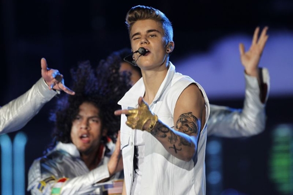 Justin Bieber vive se envolvendo em polmicas que conturbam a carreira do jovem  (Jumana Hel Heloue/Divulgao)