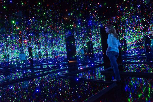 A sala de espelhos mais recente da artista exibe centenas de flashes de luzes coloridas: reflexos so metforas das alucinaes (AFP PHOTO / YASUYOSHI CHIBA )