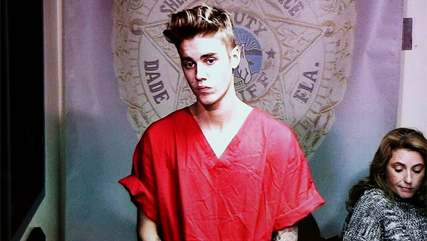 Bieber  acusado de dirigir sob efeito de substncias txicas, com carteira de motorista vencida e resistir a priso (Walter Michot/Files/Reuters)