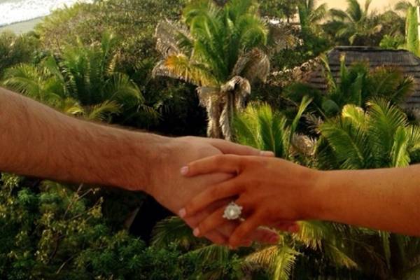 A cantora compartilhou com seguidores o noivado: 'Ele pediu e eu disse...' (Reproduo/Instagram@aguileraxtina)