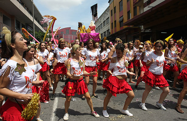 Se havia dúvida sobre o renascimento do carnaval de rua na capital, ela foi enterrada neste sábado; a festa atraiu uma multidão em várias regiões (Edésio Ferreira/EM/D.A Press)