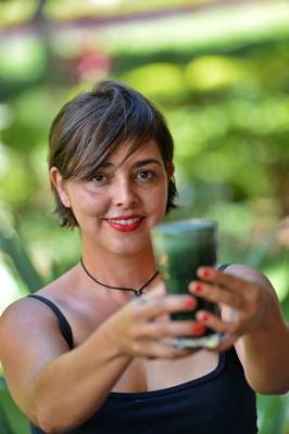Chef Tatiana Tedersoli exibe suco verde: para tomar em jejum pela manhã (Gustavo Moreno/CB/D.A Press)