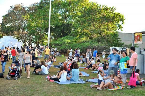 Público durante o evento Picnik, na área externa do Centro Cultural Banco do Brasil, em 2013 (Luis Xavier de França/Esp. CB/D.A Press)