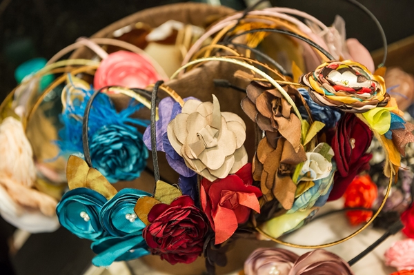 Tiara de flor produzida por artesão da cidade   (Telmo Ximenes/Divulgação)