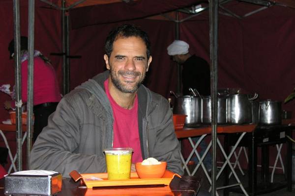 Renato Fino sonhava em abrir um café e hoje serve 100 caldos por noite em seu quiosque (Demetrius Carvalho/Divulgação.)