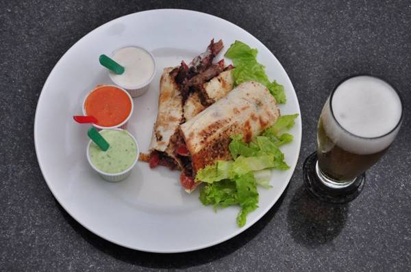In Brasília Kebab oferece sanduíche típico do Oriente Médio com toque nacional    ( Paula Rafiza/Esp. CB/D.A Press)