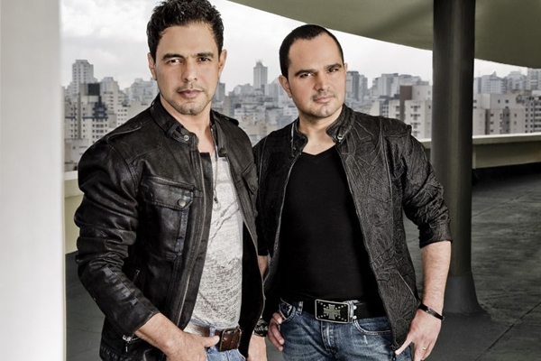 A dupla Zezé di Camargo e Luciano se apresenta hoje na Villa Mix em show com efeitos visuais (Marcelo Faustine/Divulgação)