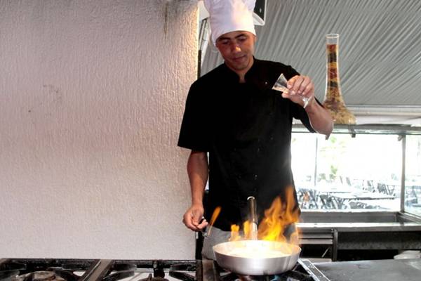 Diogo Santos, do Boteco do Juca, aposta na flambagem para realçar sabores de petiscos (Ana Rayssa/Esp. CB/D.A Press)