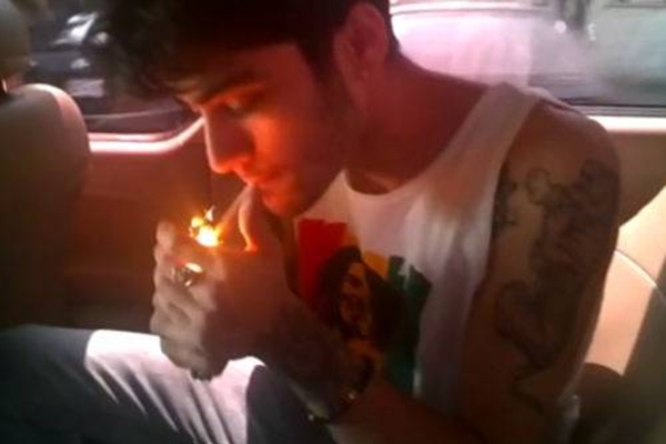 Zayn Malik acendo o cigarro que seria de maconha (YouTube/Reproduo)