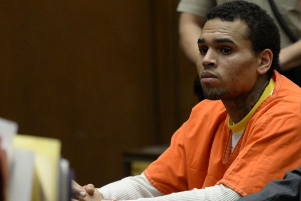 Chris Brown deixou a priso, em Los Angeles, nesta segunda-feira (02/5) (Kevork Djansezian/AFP Photo)