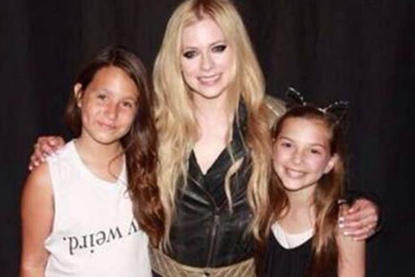 Depois de virar piada na internet, Avril Lavigne deixa fs encostarem nela (TMZ/Divulgao)