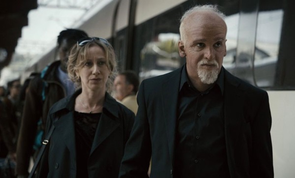 Fabiana Gugli interpreta Cris, e Jlio Andrade, Paulo Coelho: o ator teve de usar uma prtese de quase 5kg no rosto  (Sony Pictures/Divulgao)