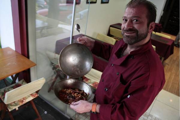 O chef Mário Saraiva e a cataplana: artefato típico da cozinha portuguesa
 (Ana Rayssa/Esp. CB/D.A Press)