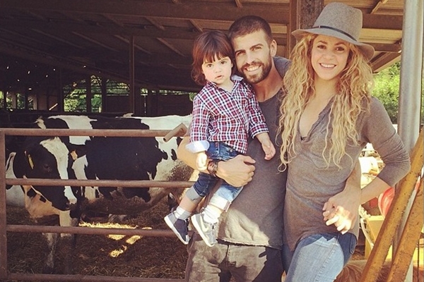 O pequeno Milan acompanhado dos pais, Piqu e Shakira (@3gerardpique/Reproduo)