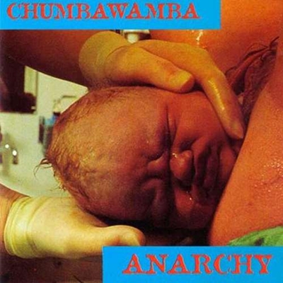 A banda inglesa Chumbawamba, com o estilo hardcore punk, lanava em 1994, o lbum Anarchy (Reproduo/Internet)