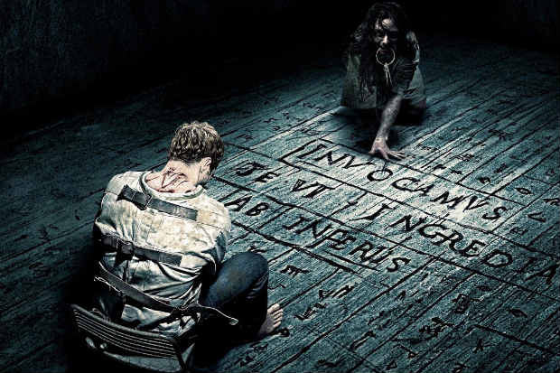Eric Bana estrela Livrai-nos do mal, filme que aposta em possesses demonacas (Sony/Divulgao)