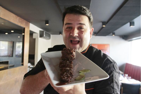 Marcello Piucco assa carnes selecionadas na parrilla do El Negro
 (Ana Rayssa/Esp. CB/D.A Press)