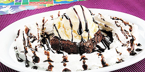 Brownie acompanhado com sorvete de creme e calda quente de chocolate no American Prime Steakhouse (Andreia Marliere/Divulgação)