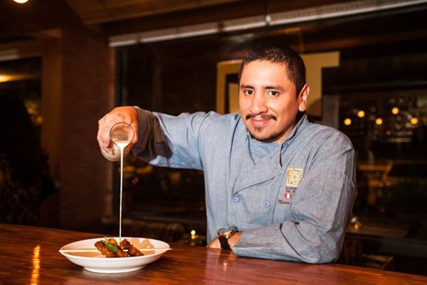 Chef Marco Espinoza, do Tayp, servindo uma sobremesa com caf Ristretto Intenso (Nespresso/Divulgao)