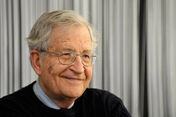 Noam Chomsky: um documentrio sobre a vida do pensador
 (AFP PHOTO DDP / SASCHA SCHUERMANN )