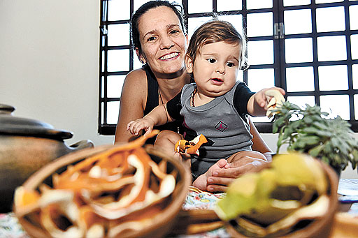 Nara faz parte de um grupo de mães que compartilha receitas e práticas verdes para a família. O filho Raí e o planeta agradecem Nara faz parte de um grupo de mães que compartilha receitas e práticas verdes para a família. O filho Raí e o planeta agradecem