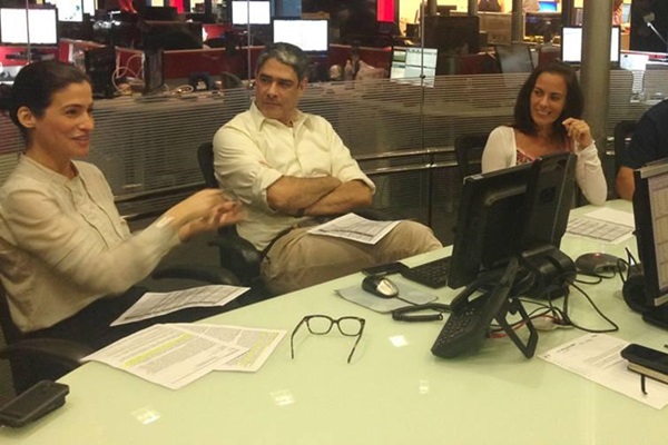 Além de apresentar o Jornal Nacional, Renata Vasconecelos é editora-executiva do programa (Reprodução/Facebook) Além de apresentar o Jornal Nacional, Renata Vasconecelos é editora-executiva do programa (Reprodução/Facebook)